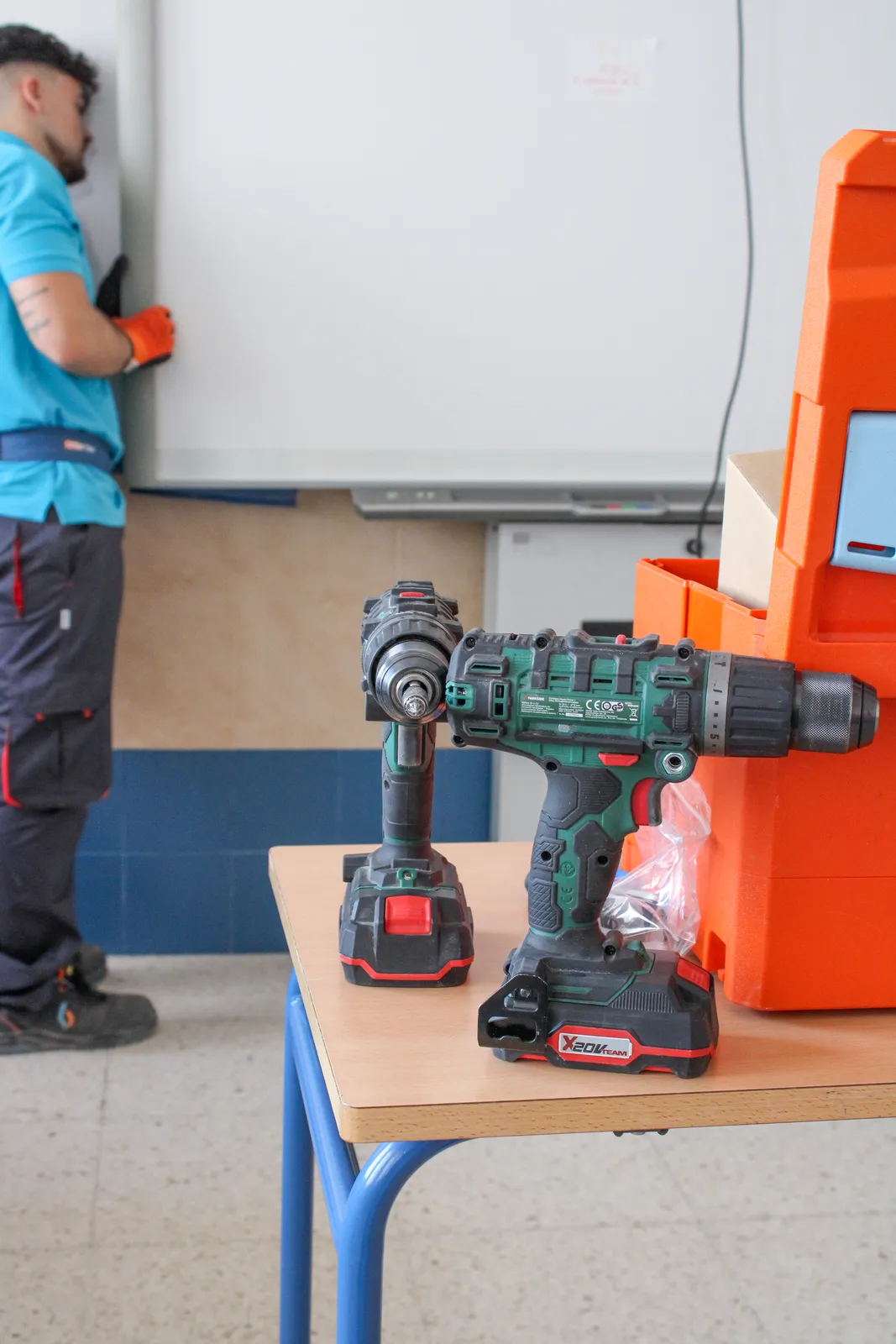 Taladros profesionales con técnicos trabajando de fondo